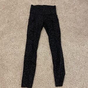 Lululemon black print leggings with pockets